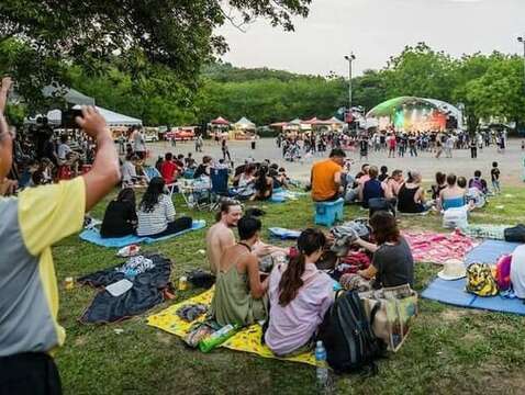 徜徉在虎頭埤風景區大自然懷抱下，悠閒的席地或坐或臥