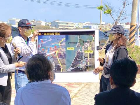 市府观旅局长郭贞慧向委员与关心在地发展的民众讲述台61周边景点环境