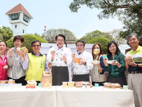 兩市長與現場長官為兩市小吃站台行銷