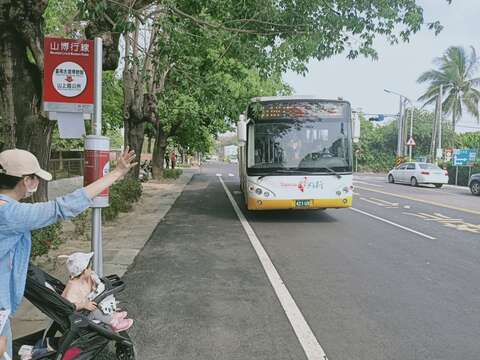 台灣好行提供低地板公車，便利親子族群乘車出遊