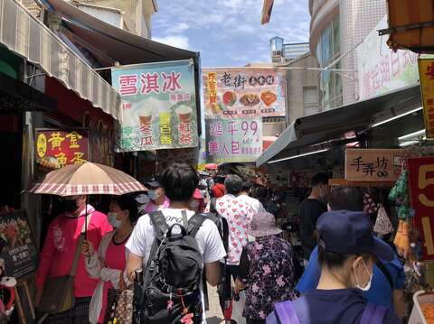 安平老街滿滿的出遊民眾