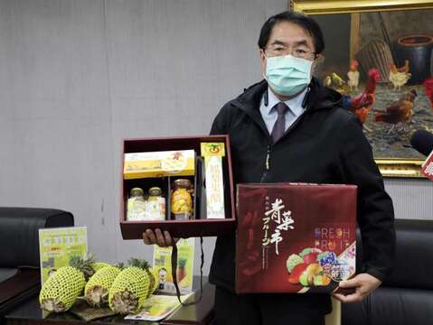 Mayor Huang Wei-che Promotes Multiple Marketing Channels for Tainan’s Pineapples as Peak Harvest Season Approaches