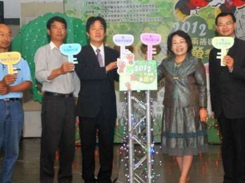 市長和貴賓手持維護生態永續的鑰匙啟動賞螢季活動