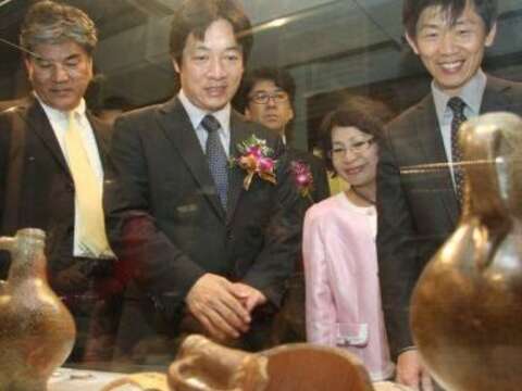 市长陪同内政部长参观文教特展