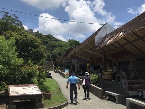 微解封首日, 民眾配合度高 落實防疫指引