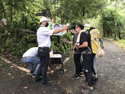 觀旅局於登山步道入口設置防疫措施及遊客管制點