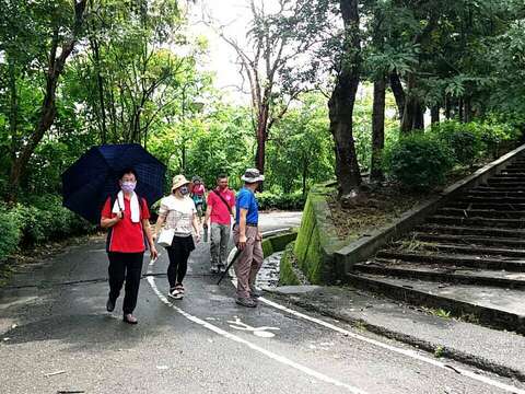 雖然下小雨虎頭埤仍不減民眾遊虎頭埤的興致