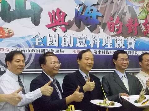 赛前记者会合照