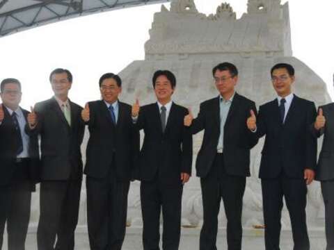 赖市长与贵宾为南瀛神话盐雕揭幕1