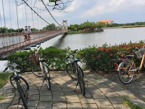 歡迎情侶騎乘自行車遊園