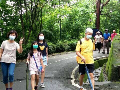 祖孫一起遊玩，增進祖孫相處時光