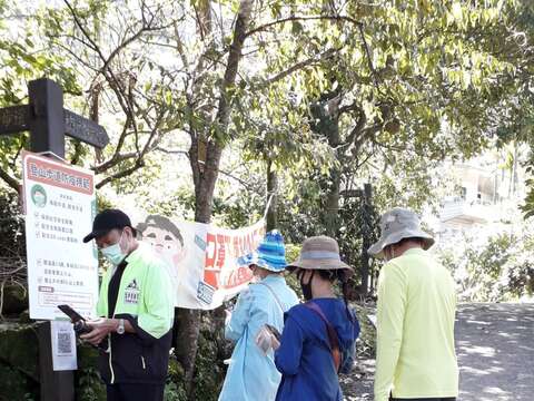 來梅嶺遊玩的民眾很配合防疫措施