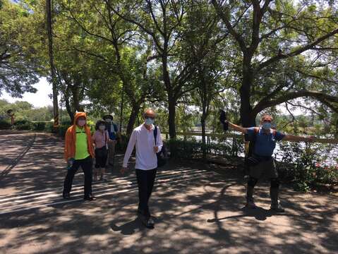民众一大早就跑到虎头埤登山踏青