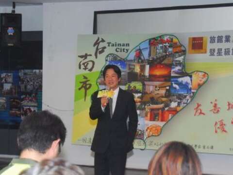 赖市长吁请旅馆业者和市府共同打拼