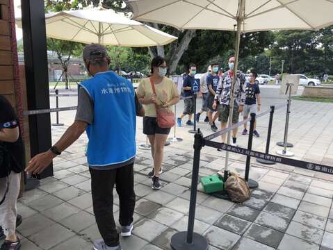 水道博物館民眾跟著工作人員的指引依序進場