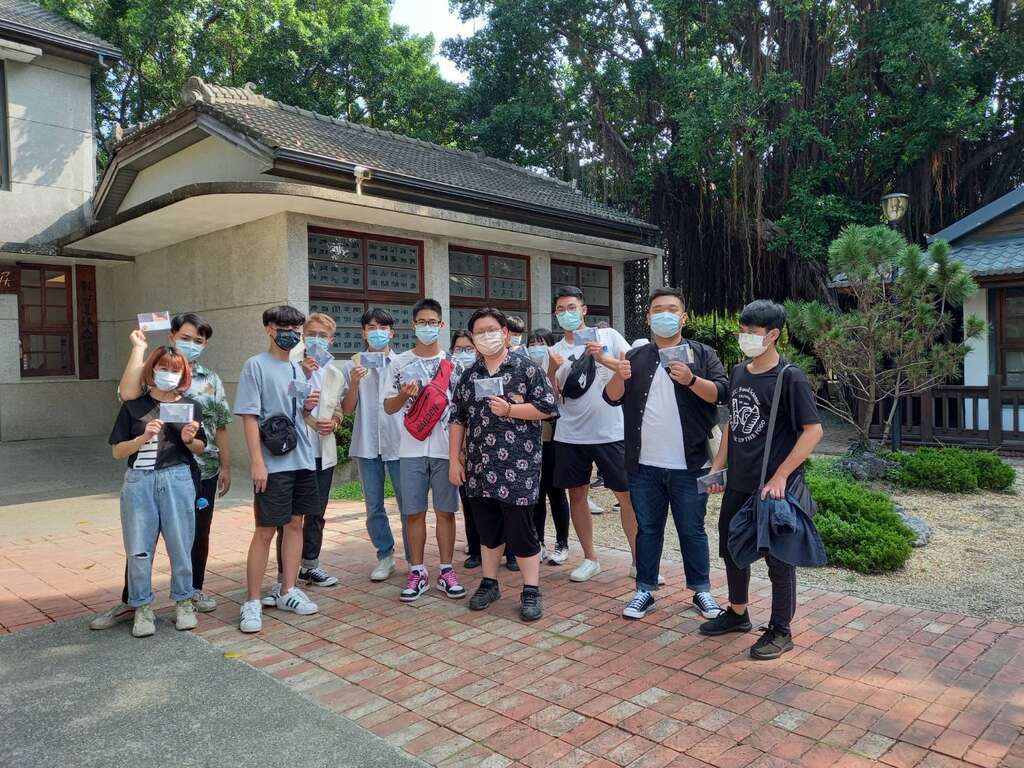 学生开心的安平树屋拍照留念