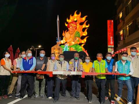 市长及贵宾推动火王爷灯车