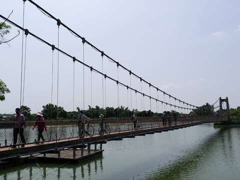 在吊桥上欣赏虎头埤湖景最漂亮了