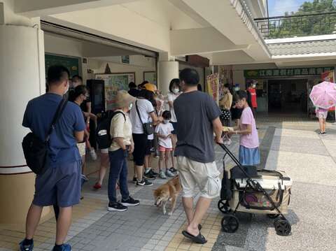 江南度假村遊客排隊等待入園