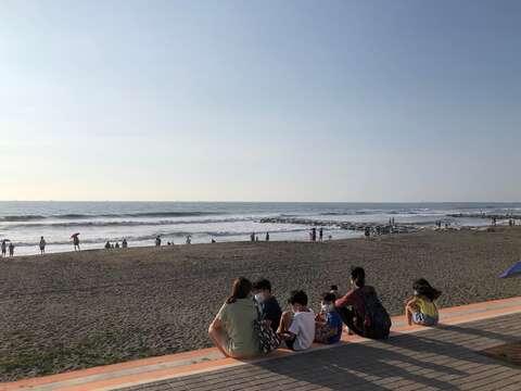 许多名种席地而坐欣赏黄金海岸美丽的海景