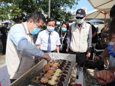 市長體驗車輪餅製作