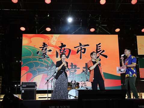 市长与嘉玲妈于子育合唱一人一半
