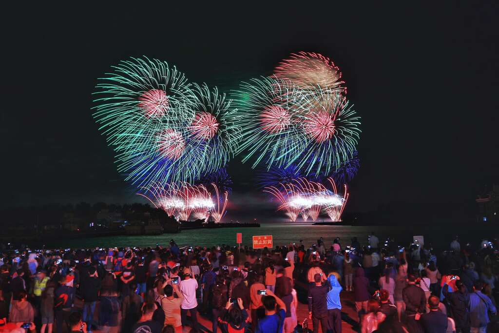 今年烟火秀以「希望之光」为主题