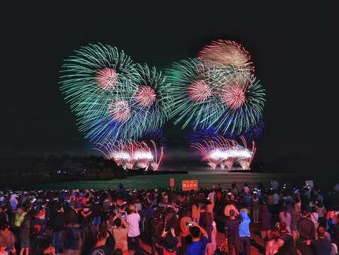 今年煙火秀以「希望之光」為主題