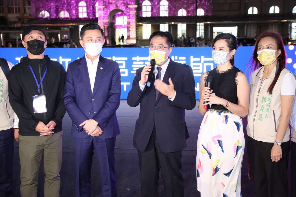 黄伟哲市长应邀参观光临艺术节-火车站光之旅行