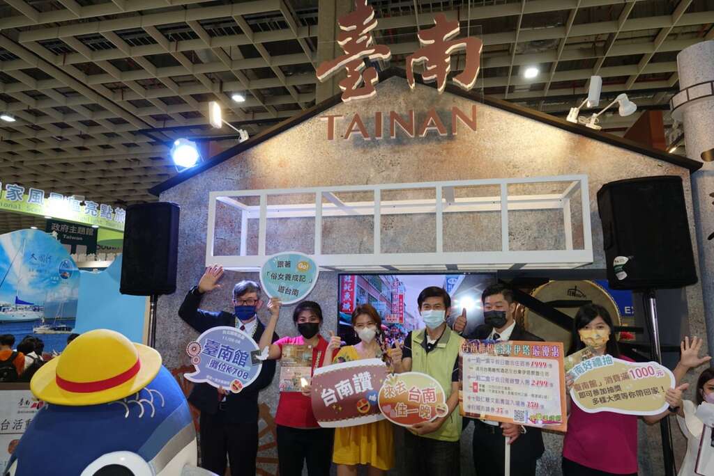 长官业者及艺人萝莉塔合影