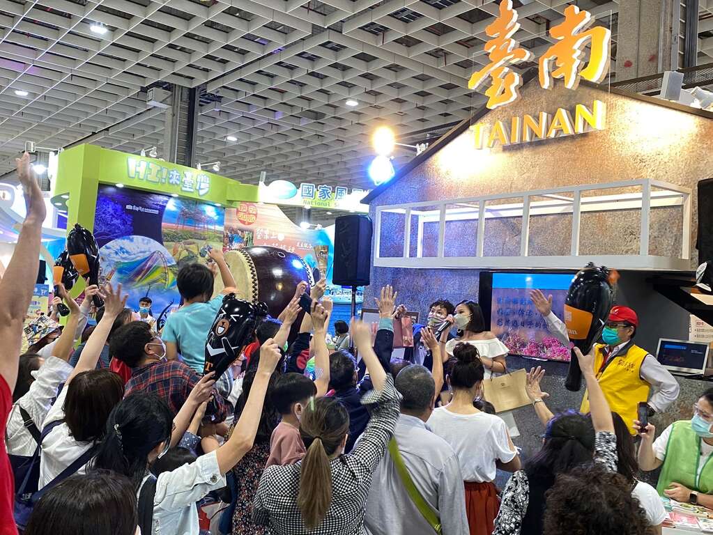 各家业者也纷纷祭出超杀优惠,民众直呼买到赚到