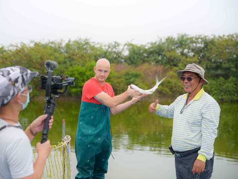 體驗灑網捕魚