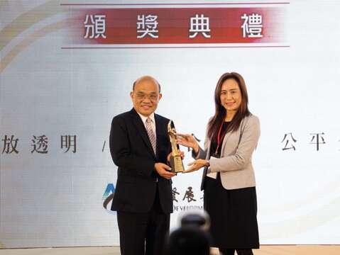 Premier Su Chen-chang. Director-General Ms. Kuo Chen-hui from the Bureau of Tourism