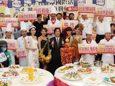 市長率領與會貴賓、活動代表及餐廳業者共同為臺南加油打氣!