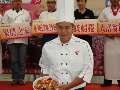 入選「臺灣團餐大車拼」的餐廳業者展示最自豪的料理
