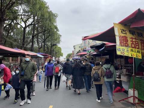 旅客悠遊安平老街逛特產小吃攤位