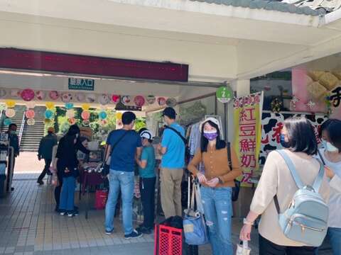 尖山埤江南渡假村旅客排隊入園