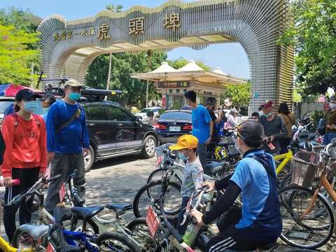 虎頭埤風景區一早腳踏車遊園人潮