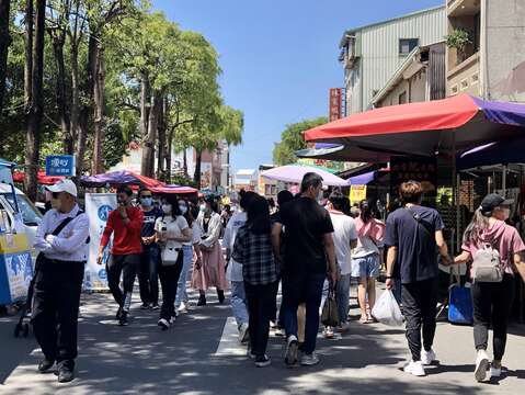 遊客安平老街逛街吃美食