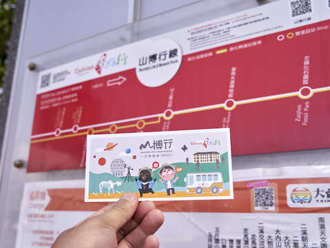 各地游客搭乘山博行线畅游台南近山区三大博物馆