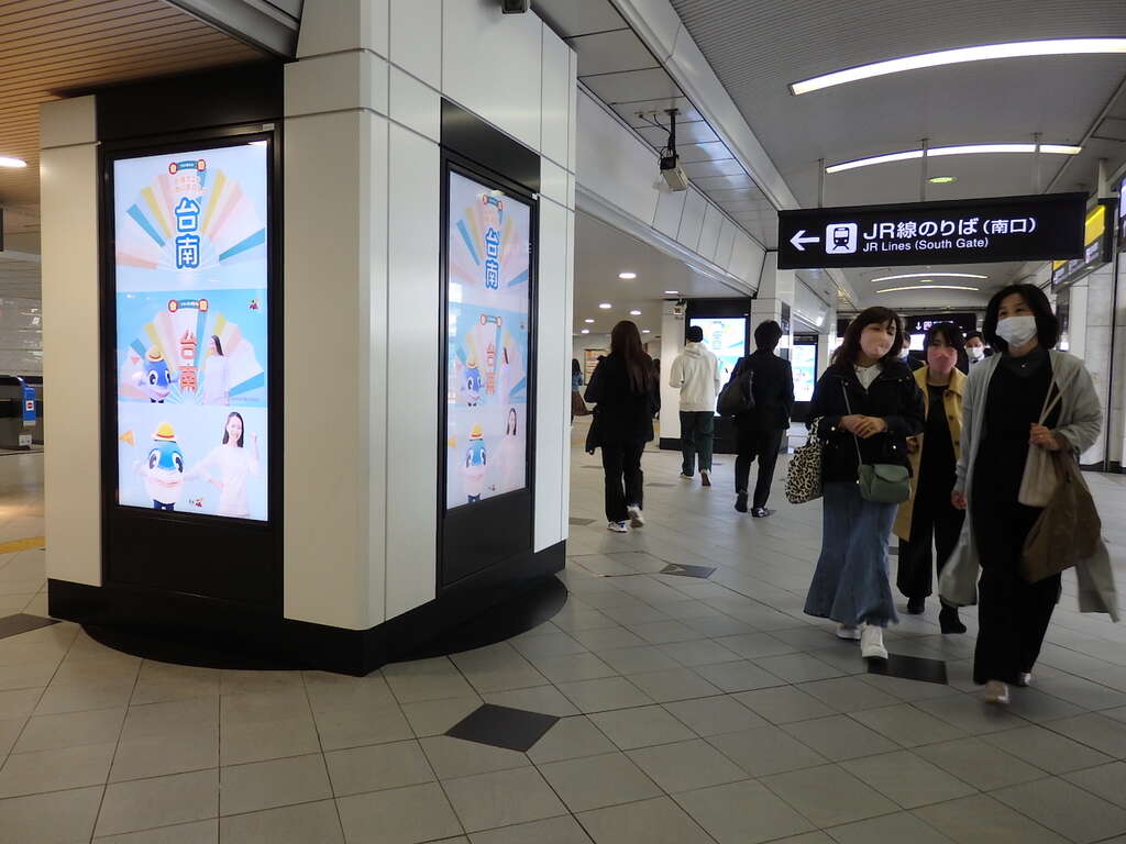 JR西日本大阪站南口动态电视墙
