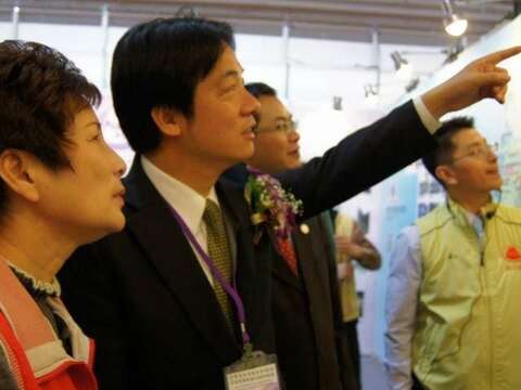 王理事长陪同市长参观台南馆