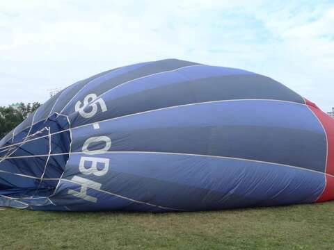 來自斯洛維尼亞的飛行員準備將熱氣球充氣
