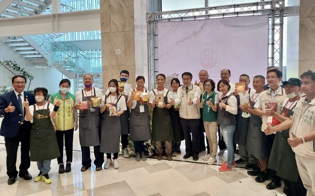 市长黄伟哲与嘉宾业者大合照