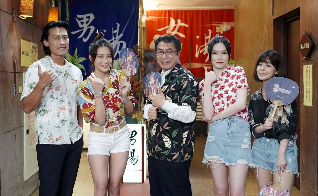 黄伟哲市长与影片演出演员合影
