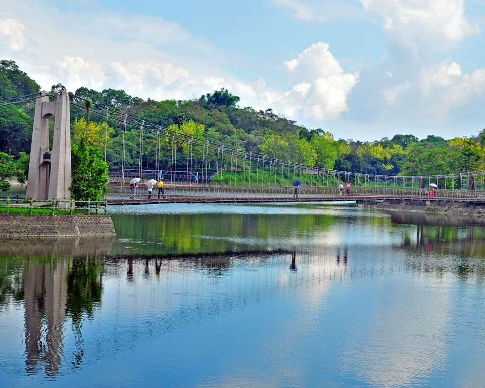 虎月吊桥湖光美景