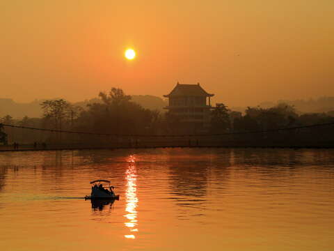 虎头埤夕阳余晖水景