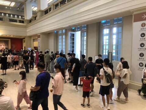 人群前往奇美博物馆观展