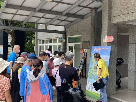 游客在虎头埤服务中心听解说