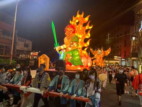 民眾參與夜祭巡行